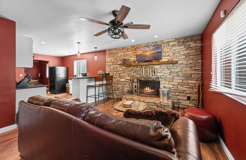 Big Bear City House | Golden Bear - Family Cabin, Mini Game Table, Fireplace, Barbecue