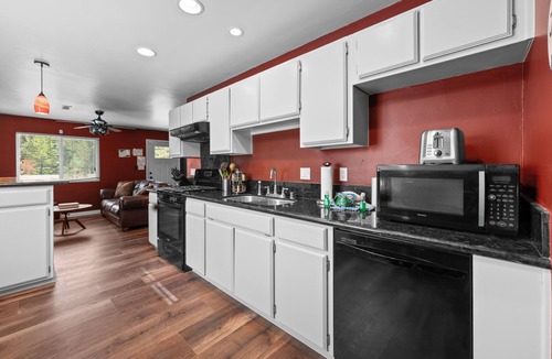 Big Bear City House | Golden Bear - Family Cabin, Mini Game Table, Fireplace, Barbecue