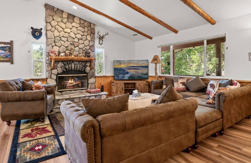 Castle Glen Estates Cabin | Golden Oak Views - Gorgeous Castle Glen Estates cabin with Pool Table