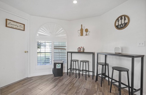 Riverside House | Golden Pool Home, Jacuzzi, Game Room, Arcade, King Size Bed, Fire Pit, BBQ Grill