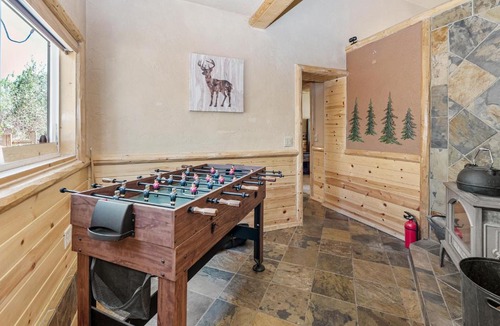 Woodlands House | Goldies Getaway - Beautiful modern cabin with Hot Tub! Game Room with Foosball and Ping Pong Table!
