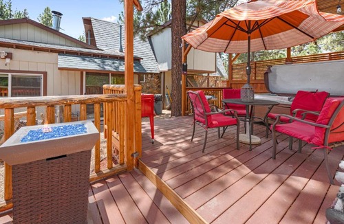 Woodlands House | Goldies Getaway - Beautiful modern cabin with Hot Tub! Game Room with Foosball and Ping Pong Table!