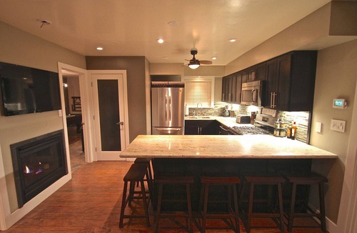 Lakeside Park House | Gondola Lodge Main House Downstairs 3br+full kitchen+game room, spa, Pool Table