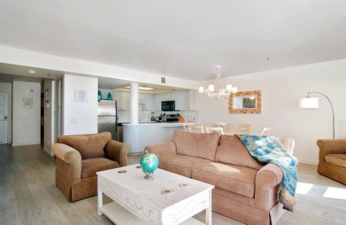 Imperial Beach Apartment | Gorgeous 2 Bedroom on the beach with Pool