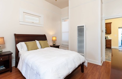 Downtown Oakland Apartment | GORGEOUS APARTMENT IN VICTORIAN
