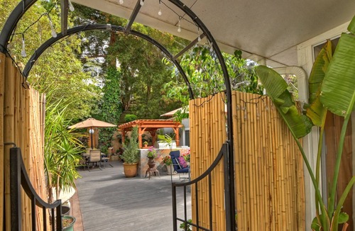 Santa Monica Canyon Apartment | Gorgeous Beach Canyon Guesthouse Steps to Santa Monica Beach