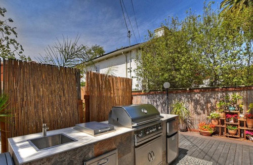 Santa Monica Canyon Apartment | Gorgeous Beach Canyon Guesthouse Steps to Santa Monica Beach