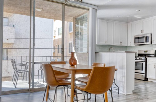 Beverly Grove Apartment | Gorgeous Beverly Hills 2BR near Bristol Farms & The Grove, by Blueground