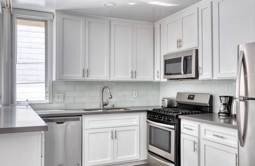 Beverly Grove Apartment | Gorgeous Beverly Hills 2BR near Bristol Farms & The Grove, by Blueground