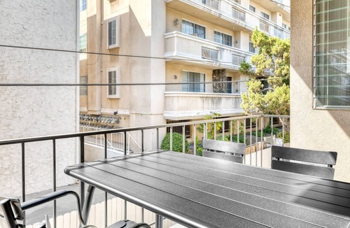 Beverly Grove Apartment | Gorgeous Beverly Hills 2BR near Bristol Farms & The Grove, by Blueground