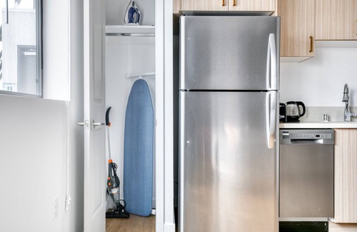 Palms Apartment | Gorgeous Culver City 1BR w/Roof Lounge & Gym, nr 405, by Blueground