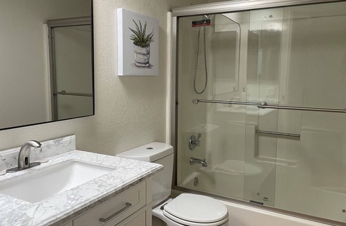 Downtown Apartment | Gorgeous Designer Suite Home 2-bedroom, 2-bath, 2-car Central Glendale.