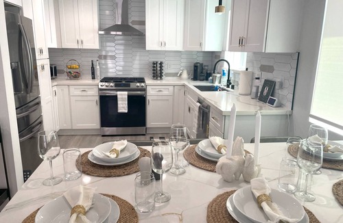 Harbor House | Gorgeous Exec Home - Don't miss it. Pristine, Tranquil, AC, parking, dog ok!