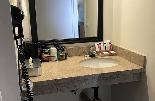 Torrance Hotel | Gorgeous Family Escape! Spacious Family Unit, Pool, Restaurant
