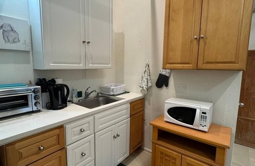 Van Nuys Apartment | Gorgeous Green Guesthouse