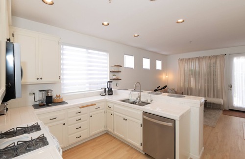 Ventura House | Gorgeous Home 2 Miles to Beaches Old Town Ventura