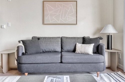 Rampart Village Apartment | Gorgeous Koreatown 2BR near 6th St bars & restaurants, by Blueground