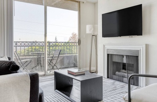 Rampart Village Apartment | Gorgeous Koreatown 2BR near 6th St bars & restaurants, by Blueground