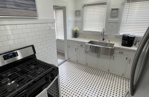 Alamitos Beach Apartment | Gorgeous Long Beach Apartment Walking Distance to Beach & Downtown