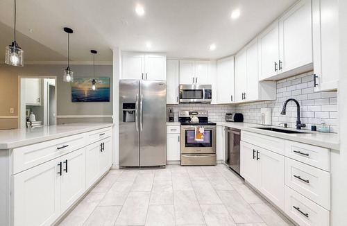 Santa Ana Heights Condo | GORGEOUS, PRIVATE, QUIET 2 BED/2 BATH Hideaway WALKING DISTANCE TO THE BEACH