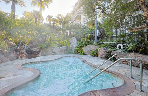 Townsite Condo | Gorgeous Remodel! Ocean Views from Single-level 2 BR Cottage. 1040 Sq Ft