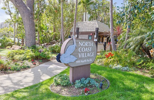 Townsite Condo | Gorgeous Remodel! Ocean Views from Single-level 2 BR Cottage. 1040 Sq Ft