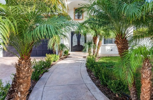Encino House | Gorgeous , Spacious modern villa In Encino , Close To Restaurants and more