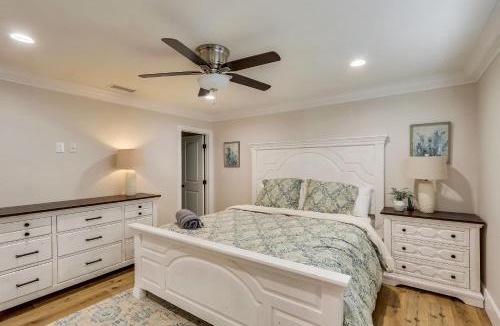 Orange House | Gorgeous Upgraded 5 Bedroom & 4 Bath Home with Jacuzzi