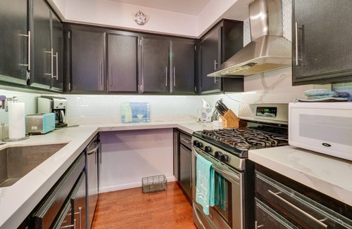 Granada Hills South Condo | Granada Hills Condo w/Community Pool & Workspace