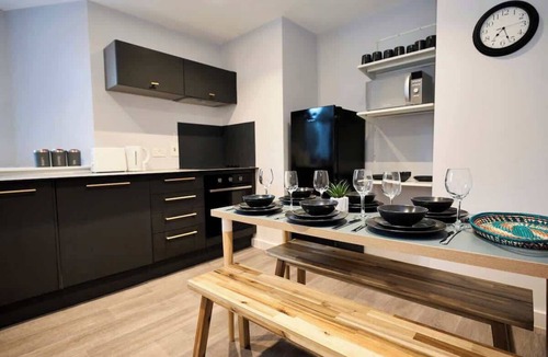 Westbourne Apartment | Grand 6BR Beachside Retreat | 12 Beds | Sleeps 20