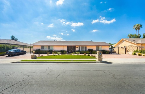 Northridge House | Grand Monthly Rental Villa close to Fashion Mall