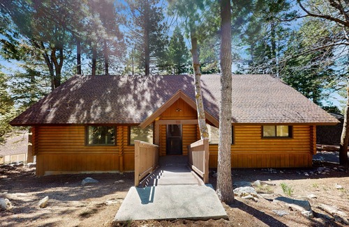 Twin Peaks Cabin | Grand Mountain Retreat w/Piano, Fast WiFi, Fireplace, Private Deck