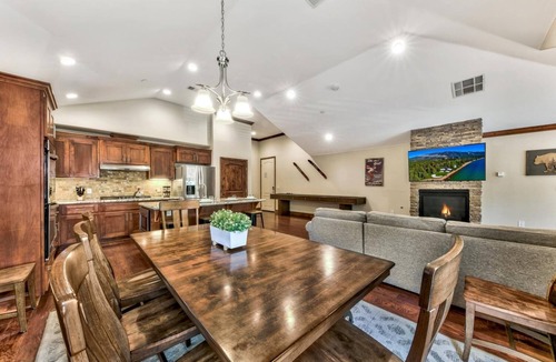 South Lake Tahoe House | Great location- walk to Heavenly! Tahoe woods #603