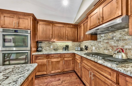 South Lake Tahoe House | Great location- walk to Heavenly! Tahoe woods #603