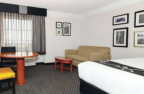 Guasti Hotel | Great Relaxing Overnight Stay! Relaxing Unit to Enjoy. Pool Access, Free Parking