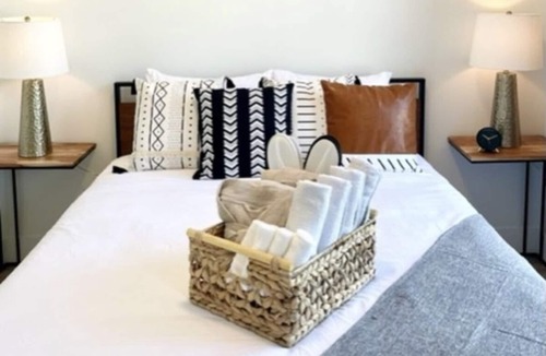 Van Nuys Apartment | Greater Properties Luxe Studios -Mins to Hollywood & LAX Airport