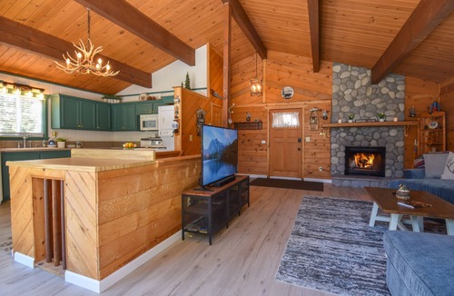 Green Valley Lake Cabin | Grizzly Cabin - Sledding, fire pit, BBQ, dog friendly!