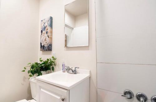 Beverly Hills Apartment | Ground-Floor 1-Bedroom by Beverly Hills Steps from Restaurants, Cafes and Shopping
