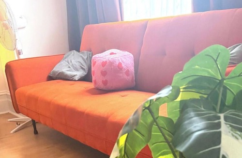 Mapesbury Apartment | Ground Floor Studio - Willesden Green - Sleeps 4