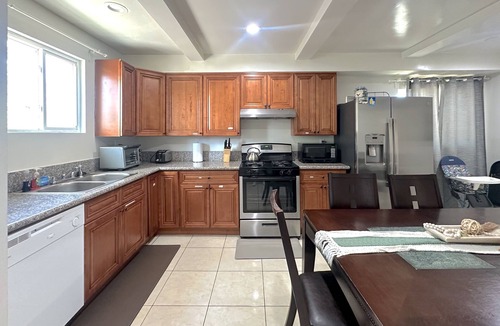 Southwest Anaheim House | Group-Friendly Anaheim Stay – Spacious, Cozy, and Close to Disneyland BOOK NOW!