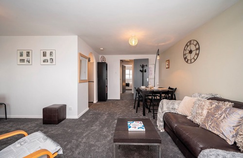 Grove Park Apartment | Grove Park Flat with Transport Links and G/parking - Pass the Keys