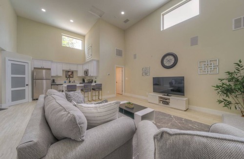 Estates at Canyon Crest House | Guest House on Quiet Cul-De-Sac