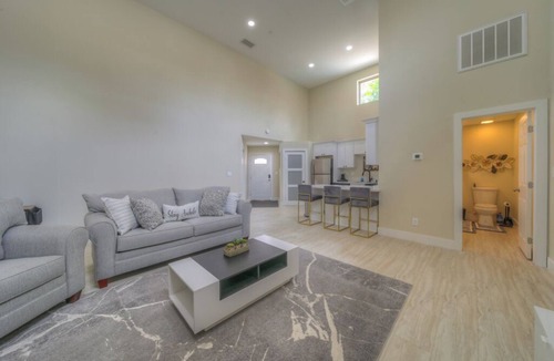 Estates at Canyon Crest House | Guest House on Quiet Cul-De-Sac