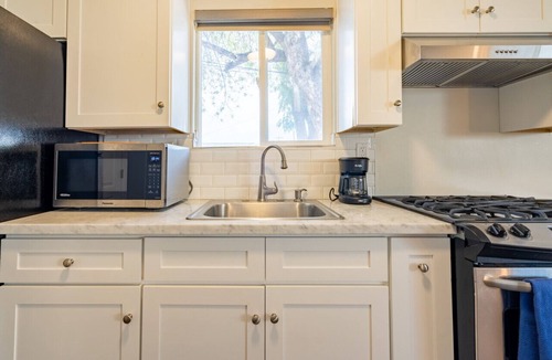 Glendora House | Guest Studio. Private Entrance. Safe Neighborhood.