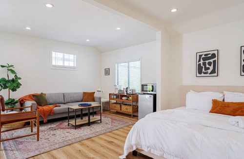Valley Glen House | Guest Studio Universal up to 4