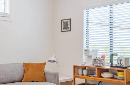 Valley Glen House | Guest Studio Universal up to 4