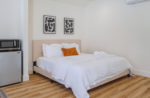 Valley Glen House | Guest Studio Universal up to 4