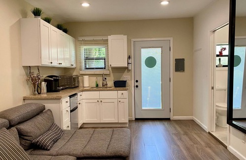 Beverly Hills Apartment | Guest suite near La Cienega Park Beverly Hills. 5 min to LACMA, and Rodeo Drive