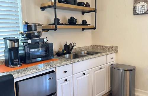 Van Nuys House | Guesthouse Super Clean and private.