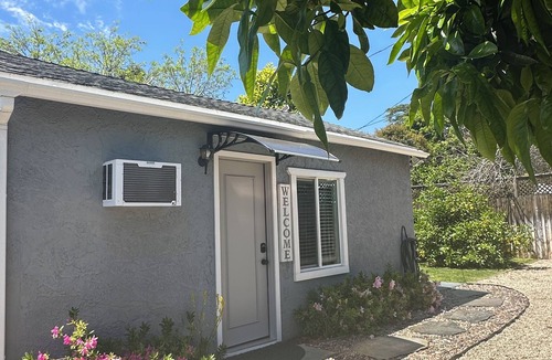 Van Nuys House | Guesthouse Super Clean and private.